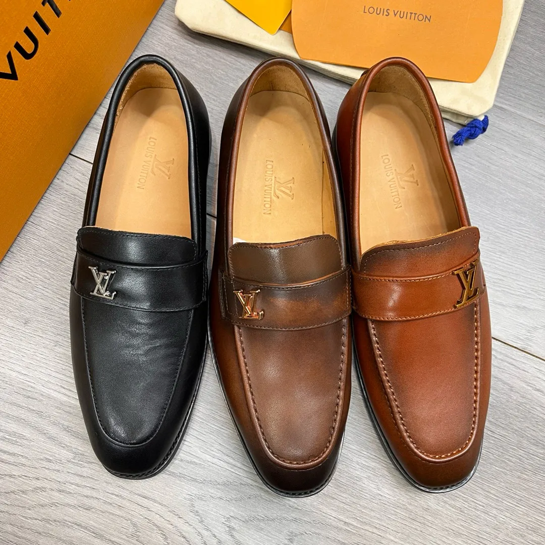 Factory price: 520💰-(LV) men’s formal leather shoes! Genuine molded horsebit, a classic must-have for your shoe cabinet! The feet are particularly delicate! This Gucci original version is a set last, and we are consistent with the counter! Therefore, it is more comfortable in terms of last shape and comfort! Take it to the counter and compare at will! Good shoes are more than just what they make! But grasp the essence from the inside out! Material: Imported first-layer cowhide! Genuine leather outsole imported from Italy, size: 39-44 (38/45 customized, non-refundable)